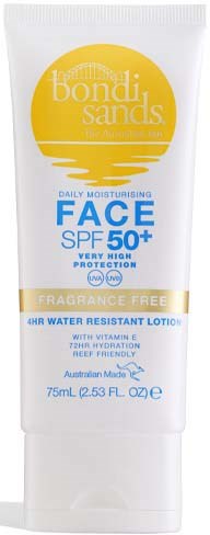 En solkrämstube märkt 'Bondi Sands', med SPF 50+, som nämner dagligt bruk och vattenmotstånd, i vitt och gult förpackning.