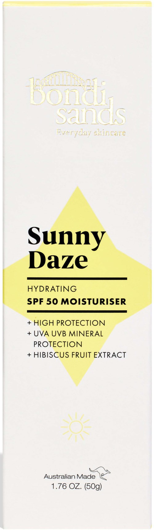 En vit förpackning med gul och svart text, beskriver en solkräm med SPF 50, som heter Sunny Daze.