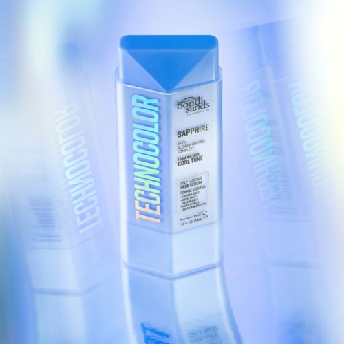 En flask schampo märkt 'Technocolor Sapphire' med en snygg design, blå kork och reflekterande yta, samt en etikett som beskriver den.