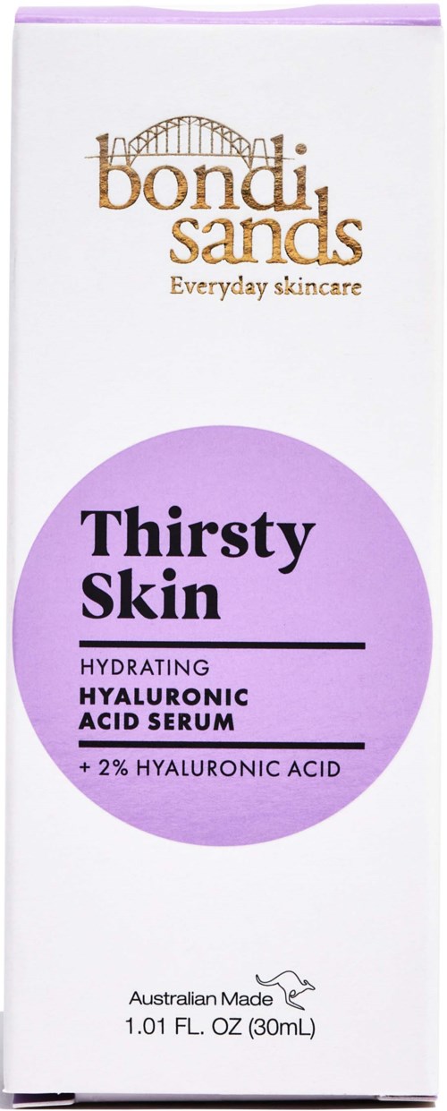 Flaska med hydrerande hyaluronsyra-serum i purple och vit förpackning, märkning 'Bondi Sands' och produktnamnet 'Thirsty Skin.'