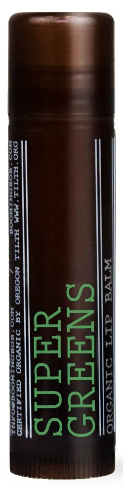 Ciemnobrązowa tubka balsamu do ust z napisem 'SUPER GREENES' i 'ORGANIC LIP BALM' oraz brązową nakrętką.