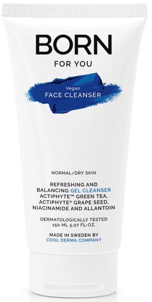 En hvit tube med svart og blå tekst, merket 'BORN FOR YOU Vegan FACE CLEANSER,' for normal og tørr hud.