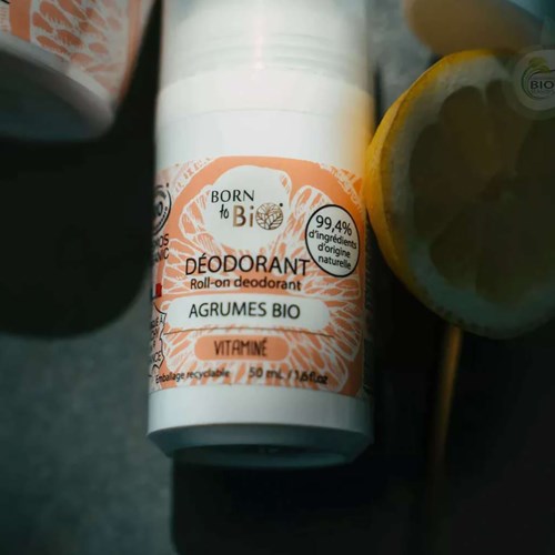 Saus deorowany z cytrusami i naturalnymi składnikami, oznaczony jako organiczny, zawiera witaminę E.