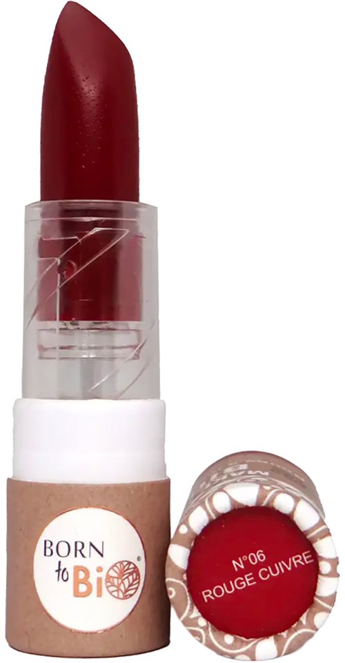 Roter Lippenstift in einem transparenten Gehäuse, mit einer beigen Halterung mit dem Label "Born to Bio" und einem kleinen runden Make-up-Behälter.