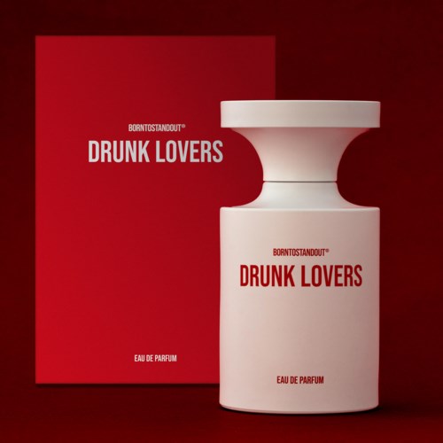 Hajuvesipullo ja laatikko, joissa on punainen ja valkoinen väri, nimeltä 'Drunk Lovers' ja 'Born to Stand Out.'