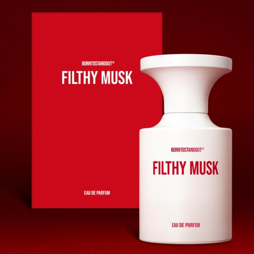 Hajuvesipullo, jonka etiketissä lukee 'Filthy Musk' ja taustalla punainen laatikko.