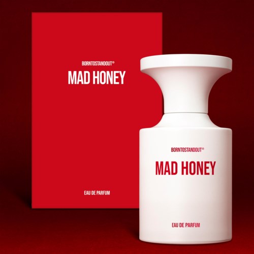 Valkoinen parfyymipullo punaisella tekstillä, vieressä punainen laatikko, molemmat nimeltä "Mad Honey" Born to Standoffout.