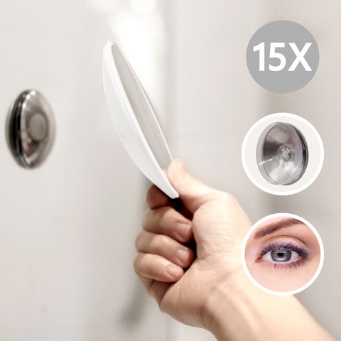 En person håller en liten spegel nära sitt öga, med en 15x förstoring och ett nära ögonfoto.