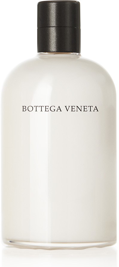 Biała butelka z czarnym korkiem oznaczona 'Bottega Veneta'.