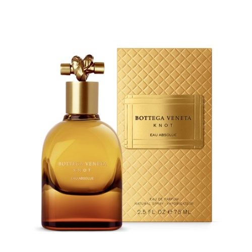 En guldfärgad parfyllare med en texturerad förpackning bredvid, märkt "Bottega Veneta Knot Eau Absolute."