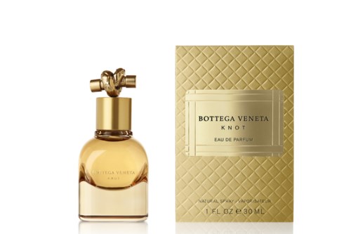 Goldene Parfümflasche und box mit Quiltmuster und Bottega Veneta-Label.