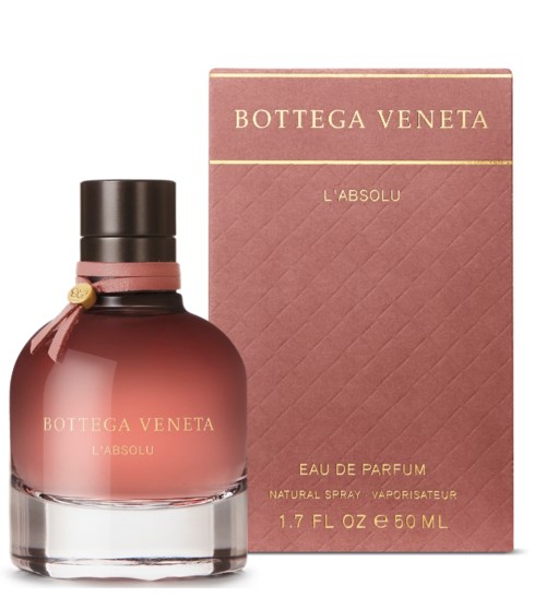 En parfyllflaska med rosa till klar gradient och en matchande rosa förpackning med guldföretal. Märket är Bottega Veneta.