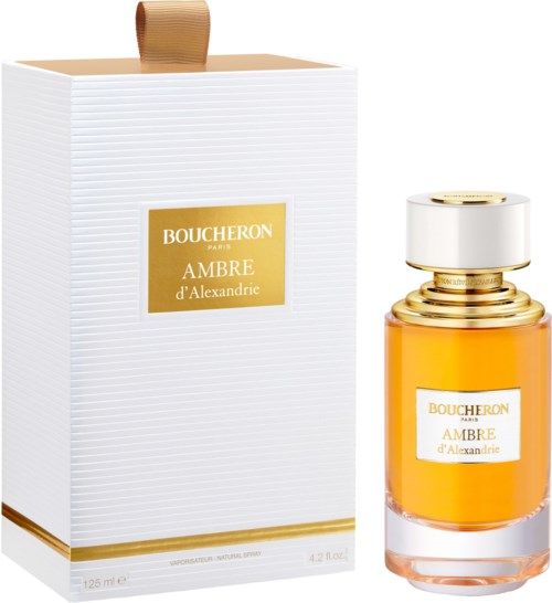 Een parfumfles en doos met gouden details, gelabeld Boucheron Ambre d'Alexandrie, elegant en luxe ontwerp.