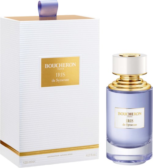 Een parfumfles en doos, beide gelabeld Boucheron Iris de Syracuse, met gouden details en paarse vloeistof in de fles.
