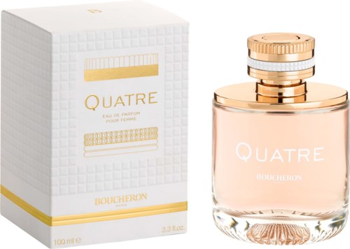 Een parfumfles en doos met "Quatre" van Boucheron, met gouden en roze ontwerp.