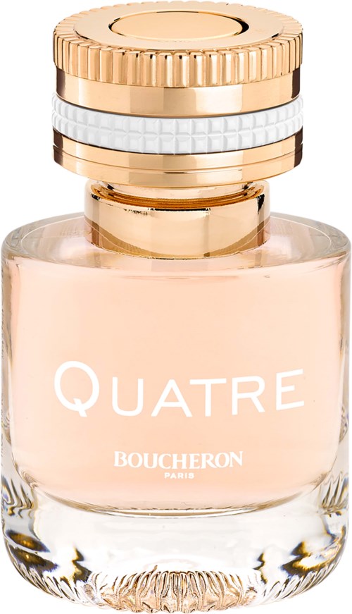 Een parfumfles met een gouden en witte gestreepte dop, gelabeld 'QUATRE BOUCHERON PARIS', bevat lichtroze vloeistof.