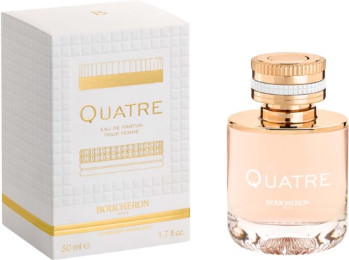 Een parfumbeker en doos met gouden accenten, gemarkeerd 'Quatre' door Boucheron, roze vloeistof in de fles.