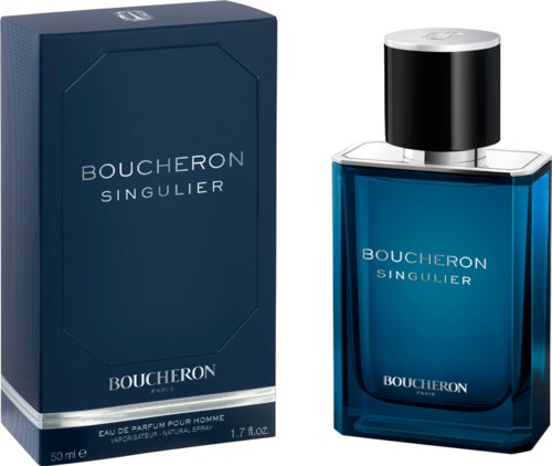 Een blauwe parfumfles met een zwarte en zilveren dop naast de bijbehorende doos, gemerkt Boucheron Singulier.