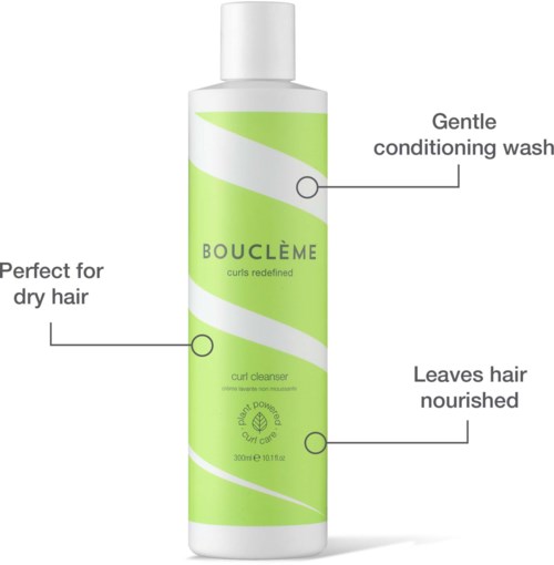 En grøn og hvid flaske mærket Bouclème curl cleanser til tørt hår, nærer håret, skånsom mod hovedbunden.