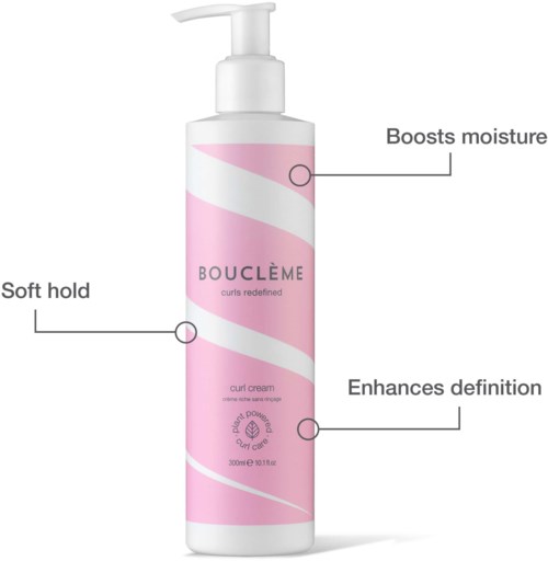 En pink og hvid flaske med pumpe, der viser fordele som fugt-boost, blødhed og forbedret krølledannelse.