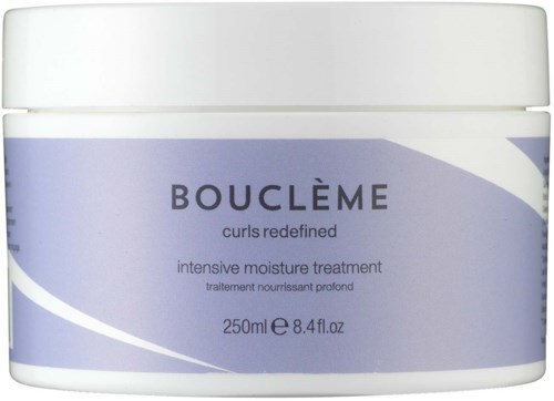 En hvid krukke med Bouclème curls redefined intensiv fugtgivende behandling, 250 ml kapacitet, beregnet til hårpleje.