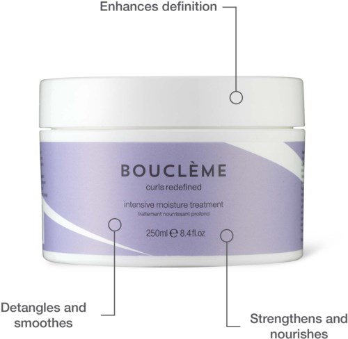 En lilla og hvid bøtte med Bouclème hårbehandling, 250 ml, der lover at forbedre og nærme curls.