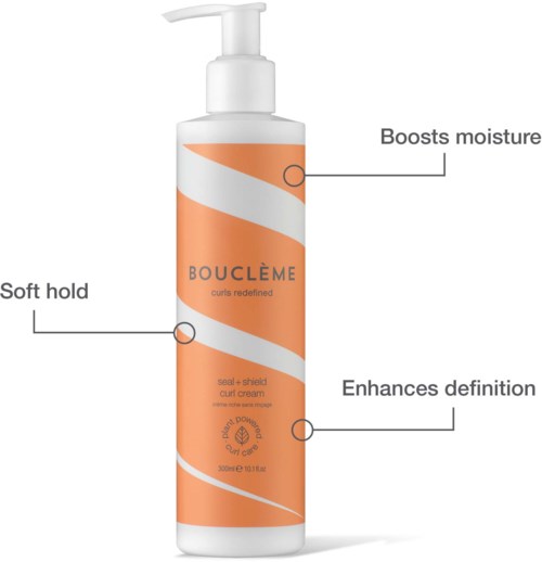 En flaske Bouclème curl cream med etiketter for fugtighedsboost, blid hold og forbedret definition.