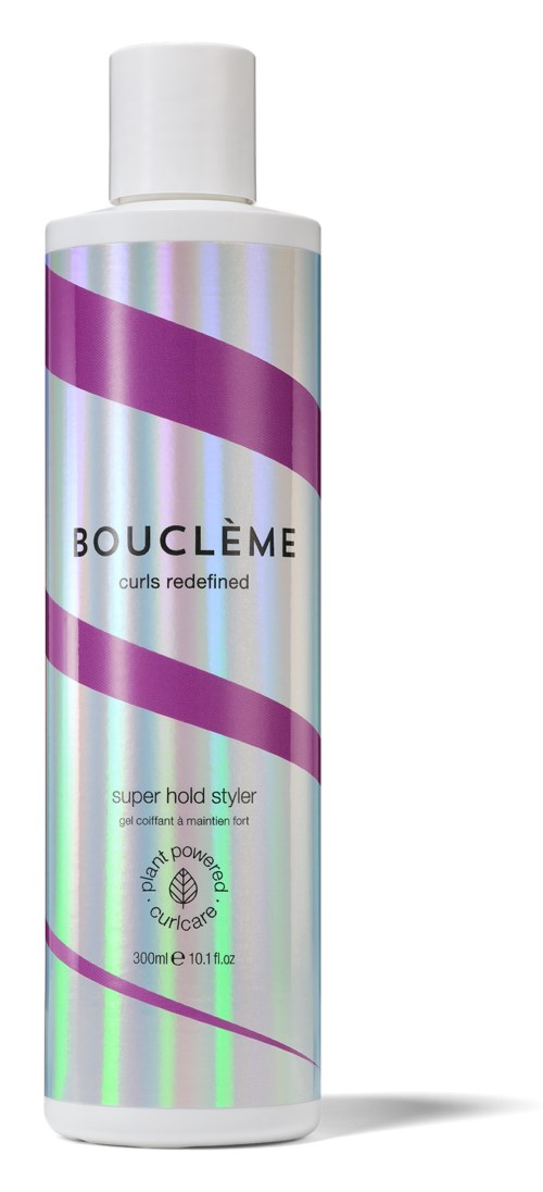 En lang hvit flaske med lilla siksaker, merket Bouclme super hold styler, 300 ml kapasitet.