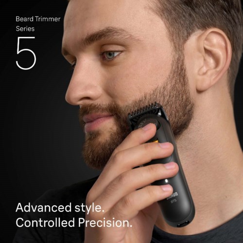 Een man trimt zijn baard met een elektrische trimmer, geconcentreerd. Tekst vermeldt een baardtrimmer-serie, stijl en precisie.