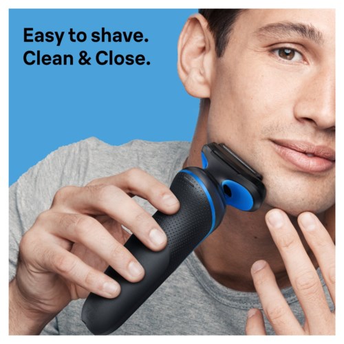 Ein Mann rasiert sein Gesicht mit einem elektrischen Rasierer, lächelt und hält das Gerät in der Nähe seines Kiefers. Text: "Easy to shave. Clean & Close."