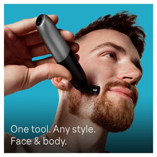 Een man met een baard krijgt een scheerbeurt met een zwart en grijs verzorgingshulpmiddel op zijn gezicht.