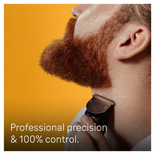 En man rakar sitt skägg med en trimmer. Bakgrunden är gul. Texten nämner professionell precision och kontroll.