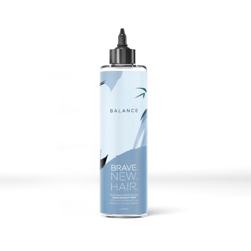 Długa, niebiesko-biała butelka z czarnym końcówką, oznaczona 'BRAVE NEW HAIR' i 'BALANCE', stoi na białym tle.