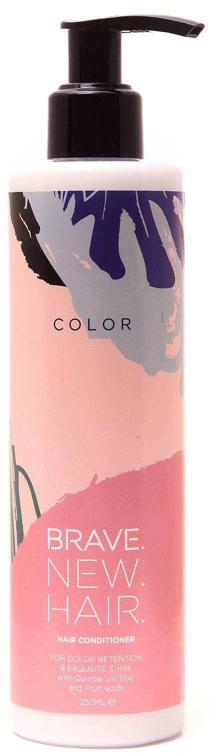 En rosa og lilla flaske med hårbalsam med pumpe, merket 'Brave. New. Hair.' og 'Color' øverst.
