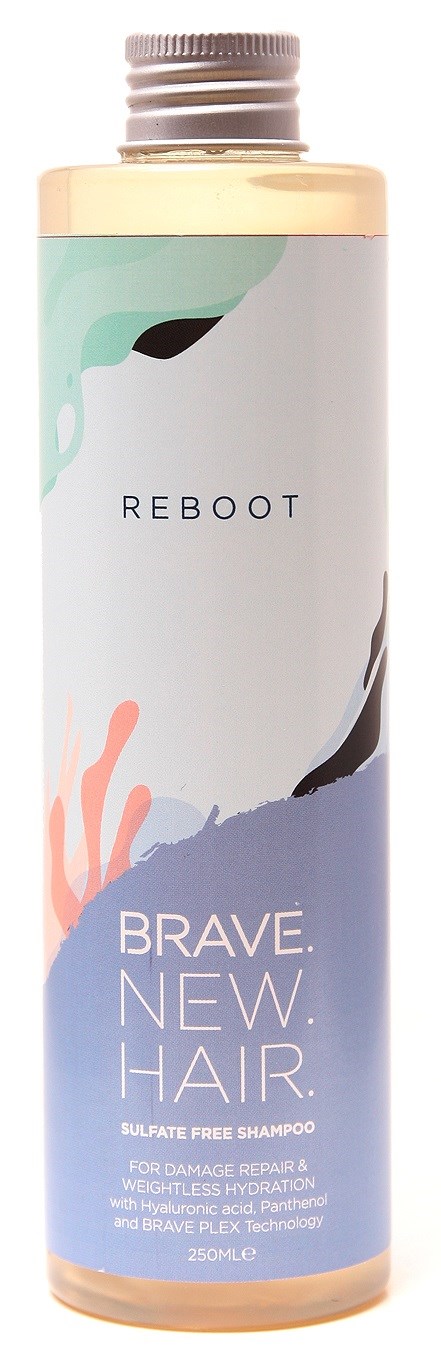 Długa butelka szamponu z napisem 'Reboot', kolorowym abstrakcyjnym wzorem i słowami 'Brave. New. Hair.'.