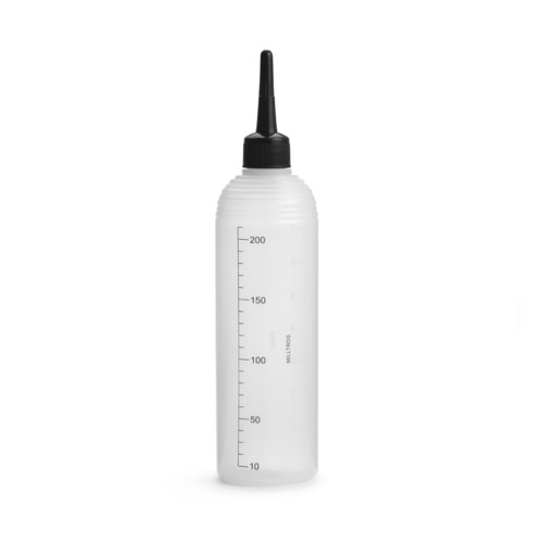 En genomskinlig plastflaska med svart topp, markerad i milliliter, används för såser eller vätskor.