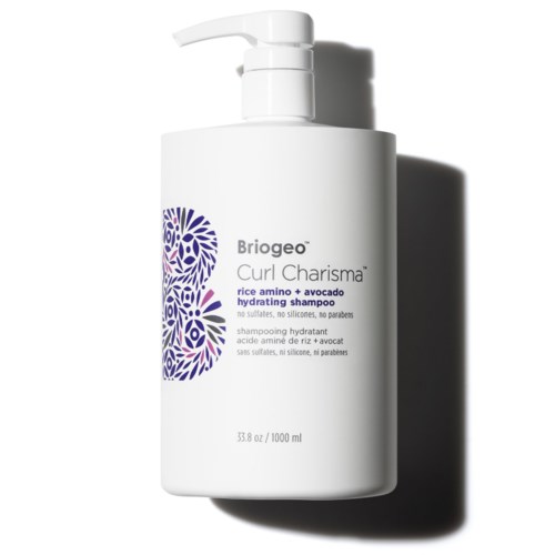 Eine weiße Flasche mit Pumpkopf, beschriftet"Biologo Curl Charisma Rice Amino + Avocado Hydrating Shampoo," zeigt Produktdetails.