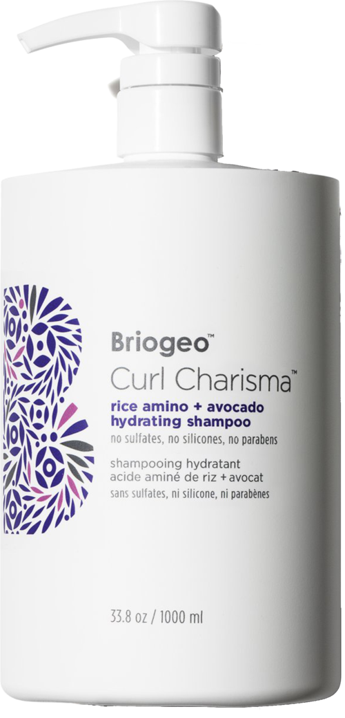 Eine weiße Shampoo-Flasche mit der Bezeichnung "Briogeo Curl Charisma", lila Blumenmuster und Pumpkopf.