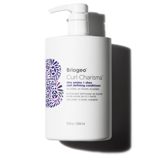 En hvit flaske med pumpe, merket Brigeo Curl Charisma, for krølledannende balsam. Den har lilla og svart tekst.
