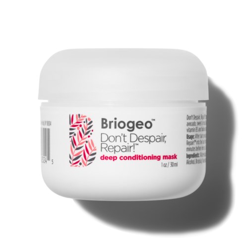 En vit burk med djuptillførande hårinpackning med rosa och vit etikett. Den heter Briogeo och säger 'Don't Despair, Repair!'.