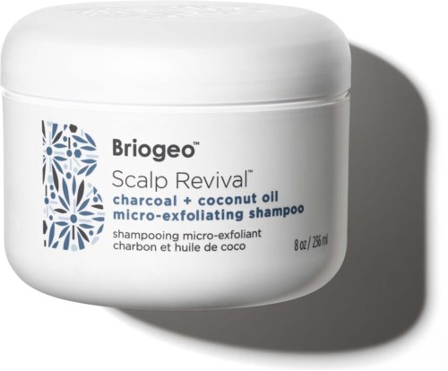 Een witte pot haarman shampoo met blauwe tekst en ontwerp, labeled Briogeo Scalp Revival met actieve kool en kokosolie.