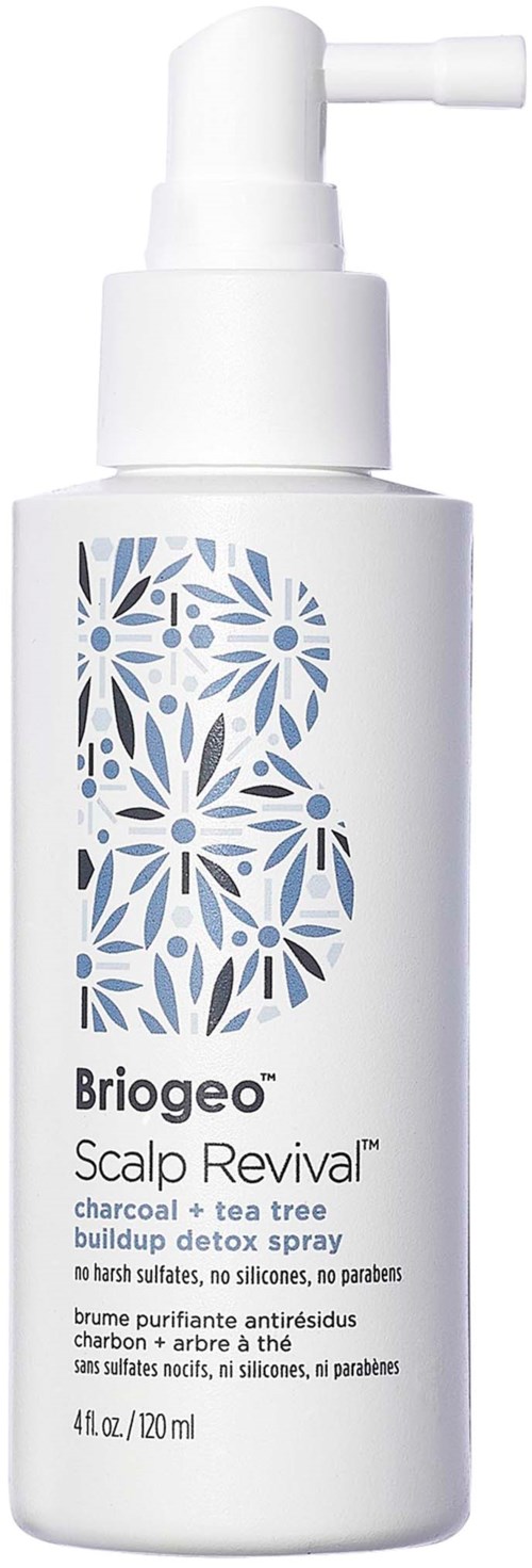 En vit sprayflaska märkt 'Briogeo Scalp Revival' med blå och svart design, används för skalpdetox.