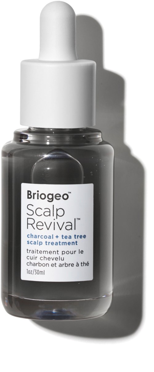 En liten mörk flaska med vit pipettkork, märkt 'Briogeo Scalp Revival Charcoal + Tea Tree'.