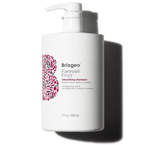 En vit schampoflaska med rosa och grå design, märkt Briogeo Farewell Frizz, har ett pumplock.