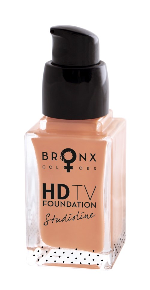 En flaska med bronzig tonad flytande foundation med svart pump och en tydlig förpackning som visar varumärket och logotypen.