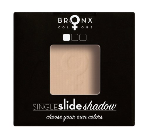 Svart förpackning med genomskinligt fönster och vit text, visar enkel skugga för makeup i neutrala nyanser.