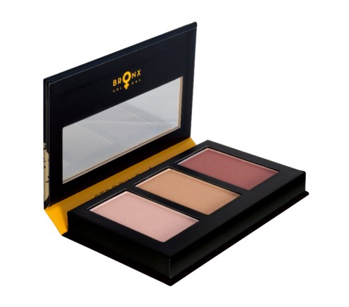 En makeup palett med tre nyanser av rouge eller ögonskugga, i ett svart skal med spegel. Skalet har "Bronx" på toppen.