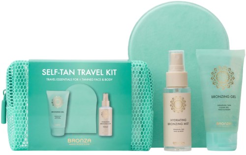 Et grønt reise-kit med produkter for solbrenthet og fuktighet, inkludert gel, sprayflaske og vaskeklut.