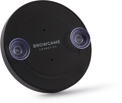 Eine runde schwarze Schale mit zwei kleinen transparenten Bereichen, die leuchten, mit der Aufschrift 'BROWGAME COSMETICS' in der Mitte.