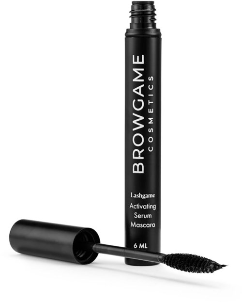 En svart tube med påføringspensel, merket 'Browgame Cosmetics Lashgame Activating Serum Mascara', 6 ml.